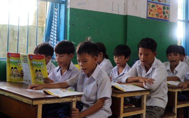 Vượt khó “gieo chữ” cho những con em gốc Việt tại Campuchia - ảnh 7