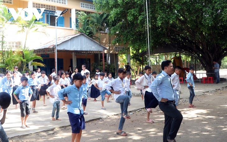 Vượt khó “gieo chữ” cho những con em gốc Việt tại Campuchia - ảnh 8