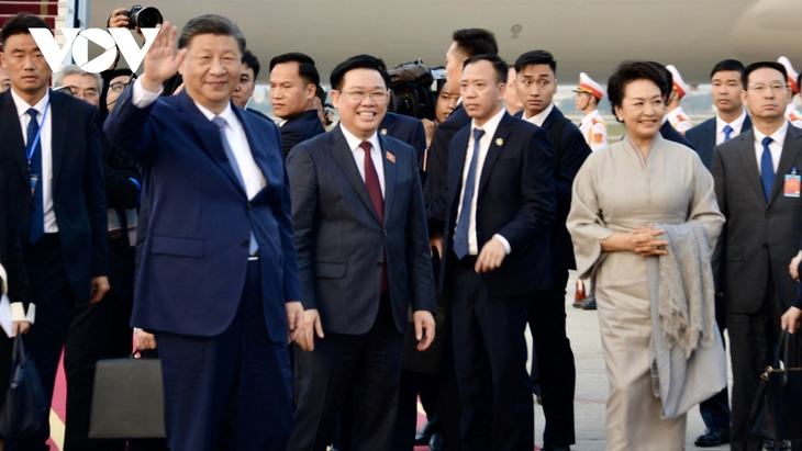 Chủ tịch Quốc hội Vương Đình Huệ tiễn Tổng Bí thư, Chủ tịch nước Trung Quốc Tập Cận Bình tại sân bay Nội Bài - ảnh 2