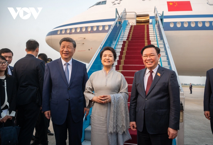 Chủ tịch Quốc hội Vương Đình Huệ tiễn Tổng Bí thư, Chủ tịch nước Trung Quốc Tập Cận Bình tại sân bay Nội Bài - ảnh 4