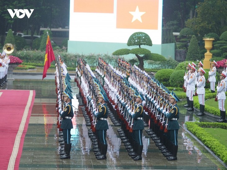 Toàn cảnh lễ đón Tổng thống Indonesia thăm cấp Nhà nước tới Việt Nam - ảnh 4