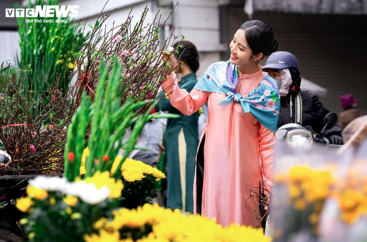 Người Hà Nội tấp nập đi chợ hoa Hàng Lược trước Tết ông Táo - ảnh 9