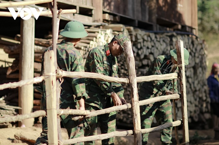 Ấm áp tình quân dân nơi biên giới Điện Biên - ảnh 8