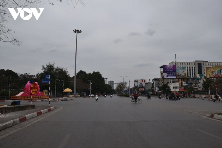 30 Tết đường phố Hà Nội vắng vẻ, người dân đi chơi Xuân sớm - ảnh 16