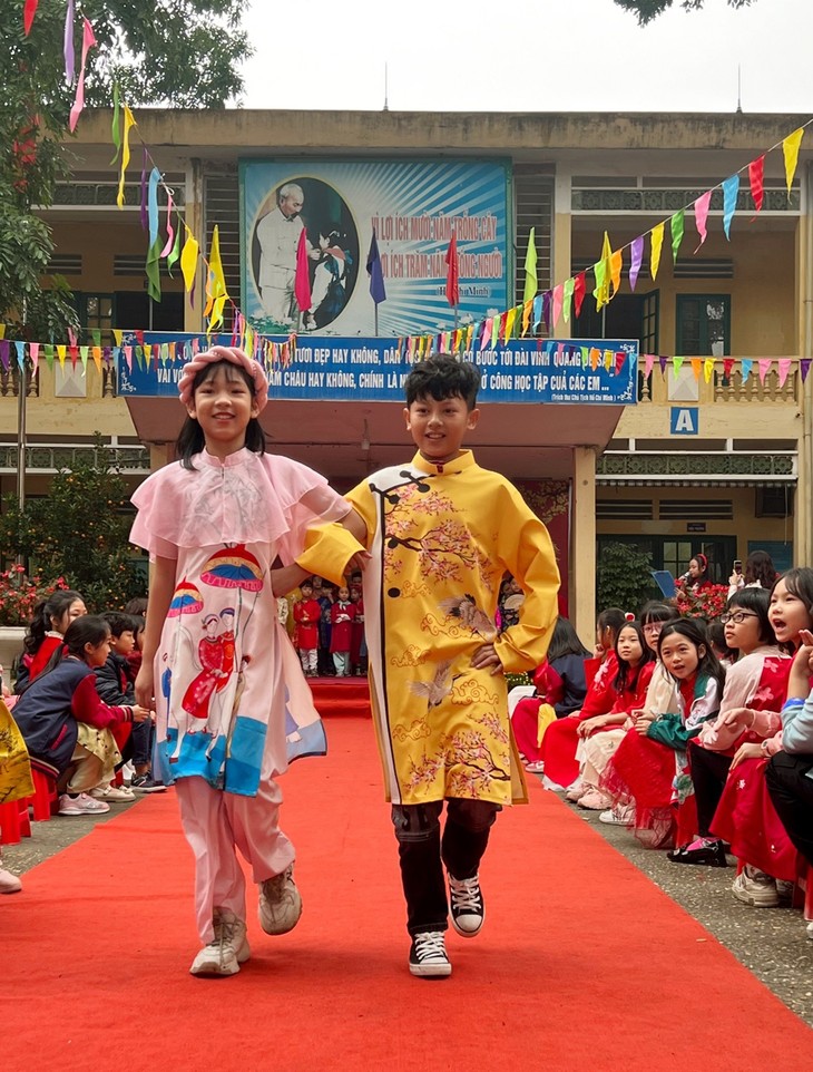 Học sinh tiểu học ngoại thành Hà Nội trình diễn áo dài cực dễ thương - ảnh 12
