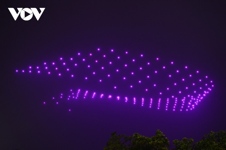 Màn trình diễn 300 drone ấn tượng tại chương trình “Du lịch Hà Nội chào 2024” - ảnh 9