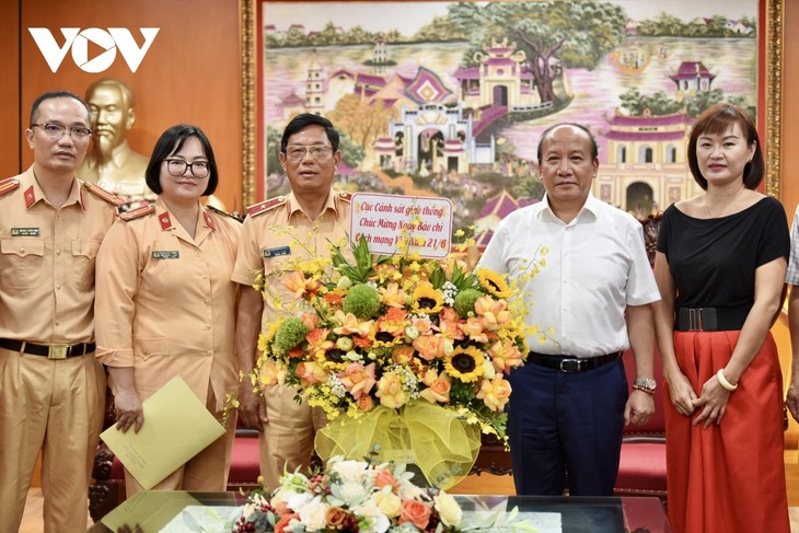 Bộ trưởng Nguyễn Mạnh Hùng và lãnh đạo nhiều bộ, ngành thăm và chúc mừng VOV - ảnh 11