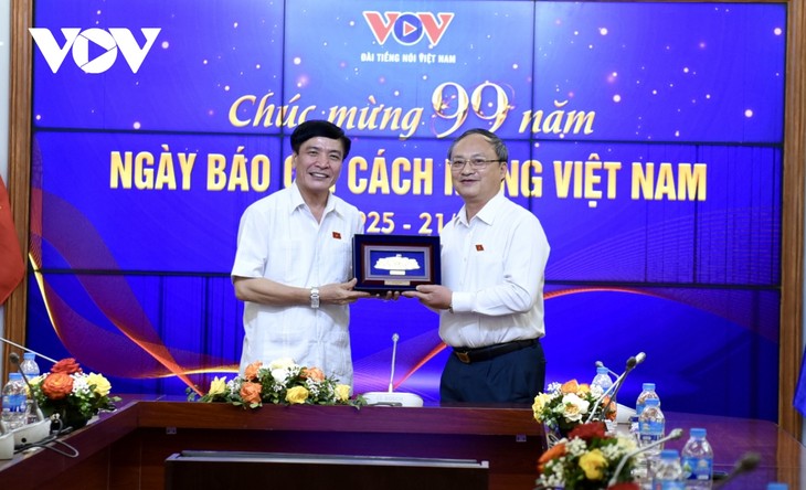 Bộ trưởng Nguyễn Mạnh Hùng và lãnh đạo nhiều bộ, ngành thăm và chúc mừng VOV - ảnh 4