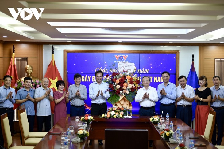 Bộ trưởng Nguyễn Mạnh Hùng và lãnh đạo nhiều bộ, ngành thăm và chúc mừng VOV - ảnh 5