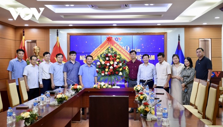 Bộ trưởng Nguyễn Mạnh Hùng và lãnh đạo nhiều bộ, ngành thăm và chúc mừng VOV - ảnh 6