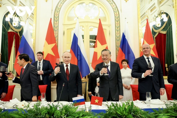 Toàn cảnh chuyến thăm Việt Nam của Tổng thống Nga Vladimir Putin - ảnh 15