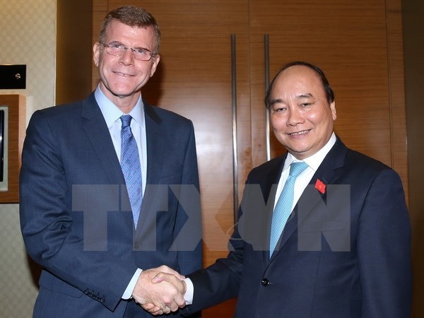 PM receives ADB Vice President and The Economist magazine Editorial Director - ảnh 1