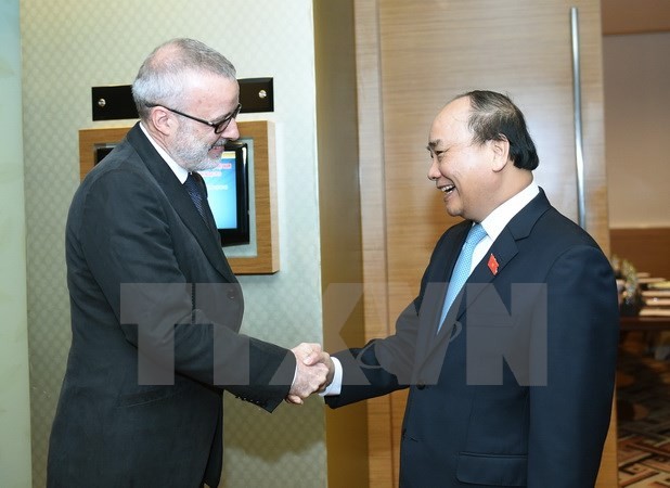 PM receives ADB Vice President and The Economist magazine Editorial Director - ảnh 2