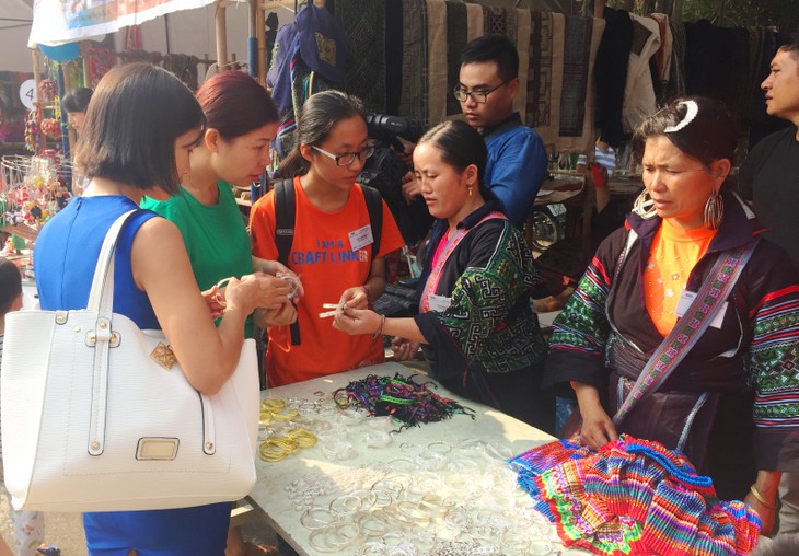 Bazaar brings minorities’ traditional handicrafts to urban dwellers - ảnh 5