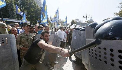 ウクライナ 議会前衝突で２人死亡 責任追及へ - ảnh 1