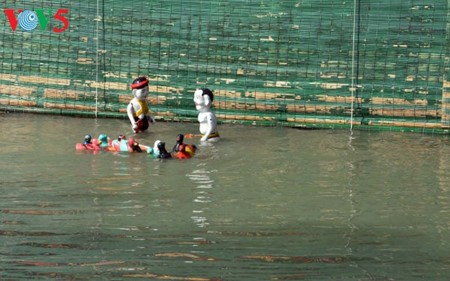 ハノイ郊外にあるダオトゥック村の水上人形劇 - ảnh 4