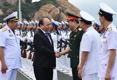 フック首相：ベトナムは平和、自衛という国防路線を堅持する - ảnh 1