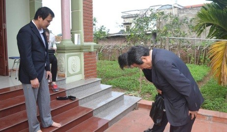 在ベトナム日本大使、殺害されたベトナム少女の実家を見舞う  - ảnh 1