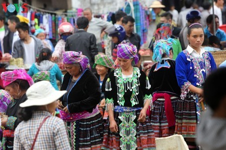 ホアン・リェン・ソン山脈の麓にあるタムドゥン市場 - ảnh 1