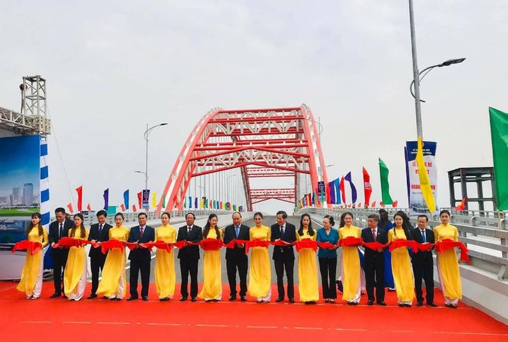 フック首相、ホアン・バン・トゥ橋の仮開通式に参加 - ảnh 1