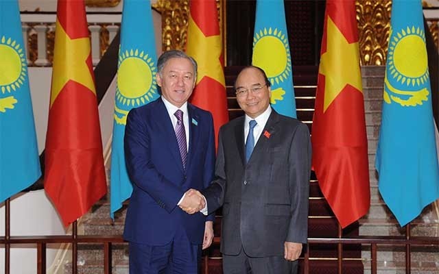 フック首相、カザフスタン下院議長と会見 - ảnh 1