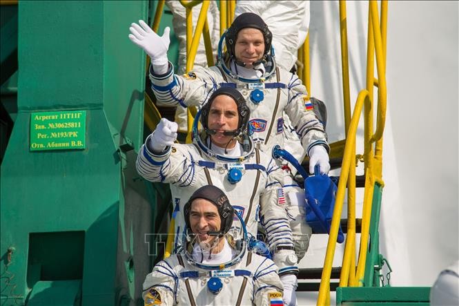 米ロの3飛行士を宇宙に打ち上げ 感染厳戒下でステーションへ - ảnh 1