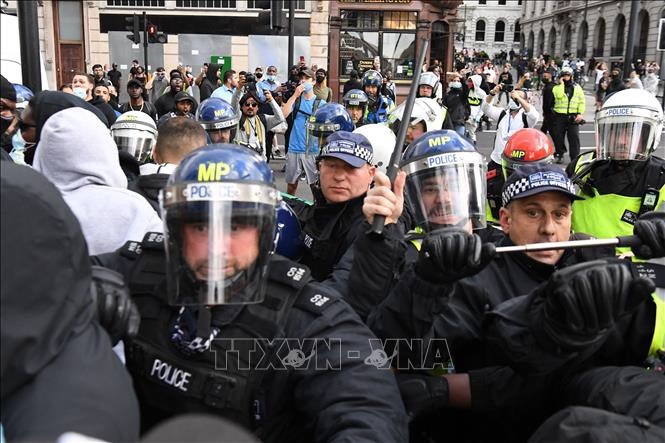 ロンドンで極右集団が人種差別抗議デモや警官に暴力、首相は非難 - ảnh 1