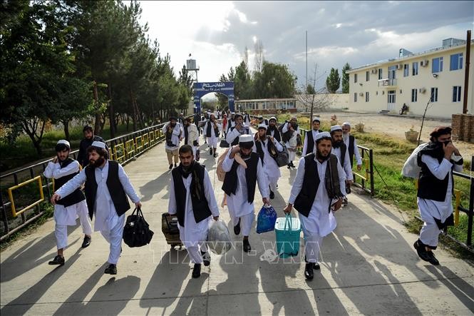 タリバン捕虜４００人の解放容認アフガン、恒久停戦協議に道 - ảnh 1