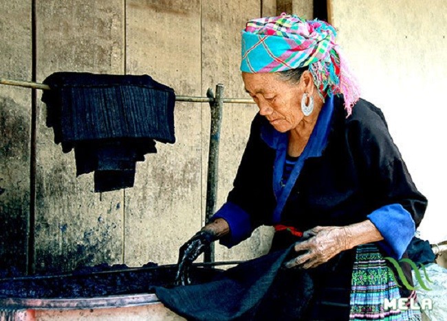 Busana warga etnis minoritas Mong di Sapa - ảnh 1