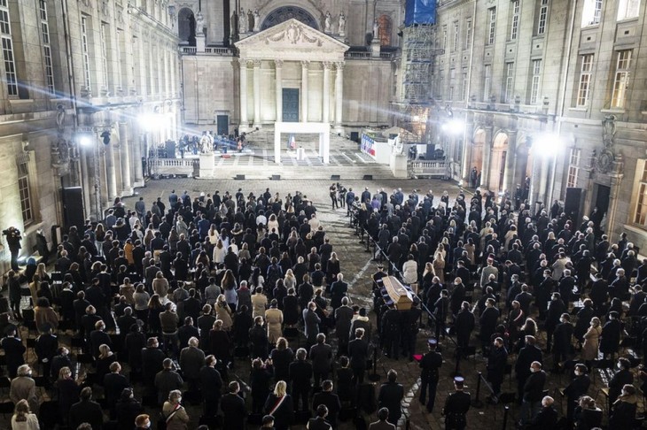 フランス 殺害された教員の国葬 大統領 表現の自由守ると強調 - ảnh 1