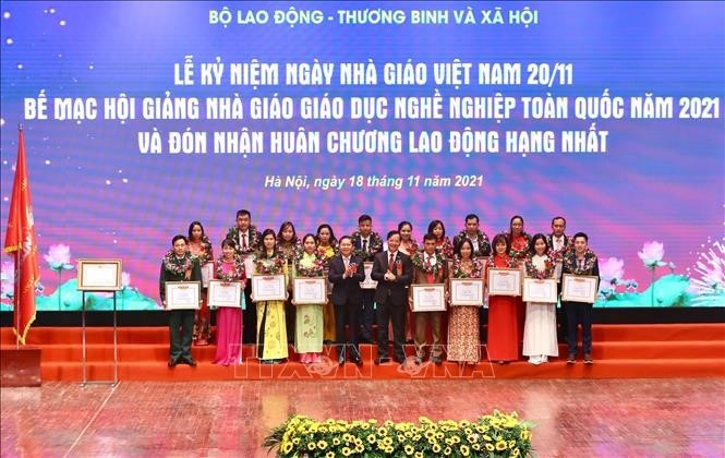 「ベトナム教師の日」を記念する様々な活動が行われる - ảnh 1