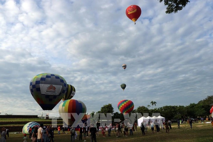 フエ熱気球大会、観光客を魅了 - ảnh 1