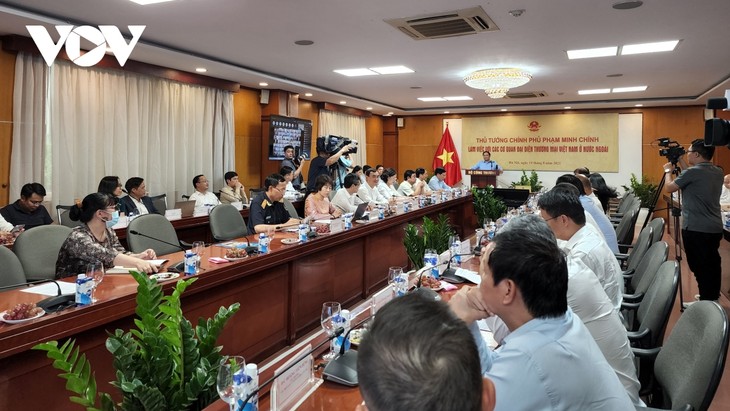 チン首相、国外駐在ベトナム商務代表機関とのオンライ会議を主宰 - ảnh 1