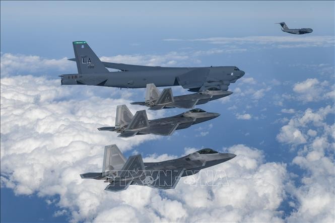 米戦略爆撃機とステルス戦闘機が“韓国の防空識別圏内”で合同演習　朝鮮に対応する別訓練も予定 - ảnh 1