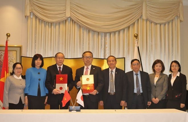 日本政府による対ベトナム草の根無償資金協力における9案件の贈与契約署名式 - ảnh 1