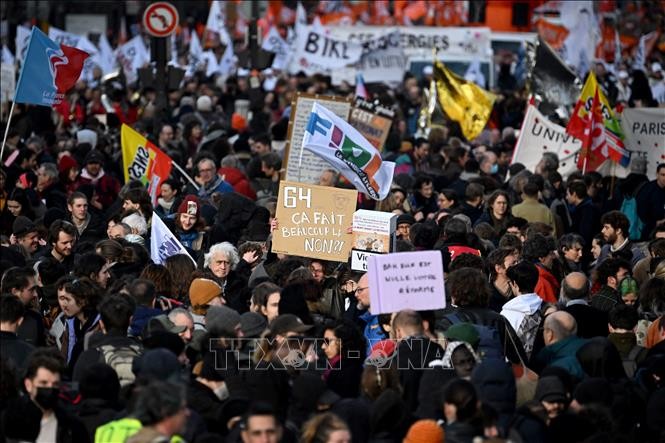 仏で反年金改革100万人デモ　採択も根強い抵抗 - ảnh 1