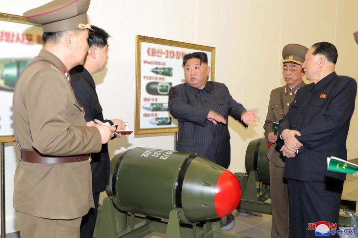 朝鮮、８種の運搬兵器に搭載か　写真公表、「戦術核」配備強調 - ảnh 1