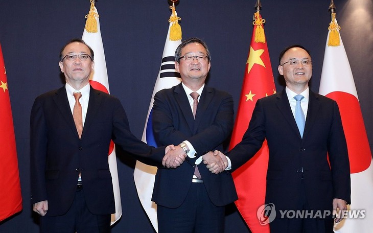 日中韓の外務省高官 3か国による首脳会議 早期開催で一致 - ảnh 1