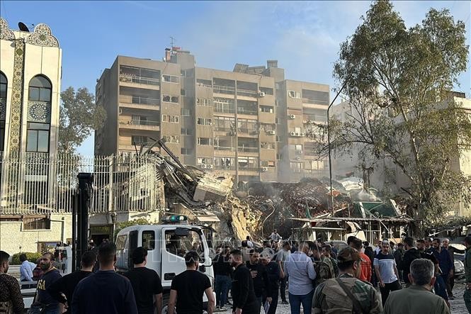 シリアのイラン大使館に空爆、7人死亡　イスラエルか - ảnh 1