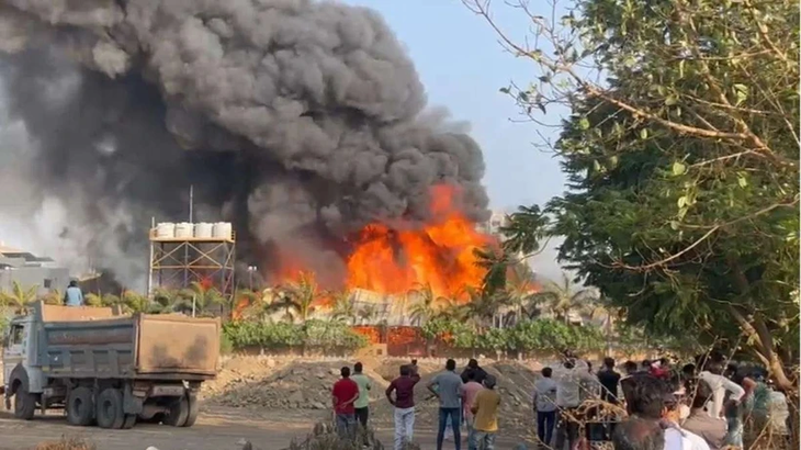 インドの娯楽施設で大規模火災　子供を含む27人が死亡 - ảnh 1