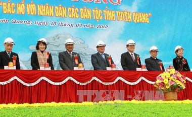Presiden Truong Tan Sang menghadiri upacara mengawali pembangunan Patung Monumen “Paman Ho  dengan rakyat etnis-etnis provinsi Tuyen Quang” - ảnh 1