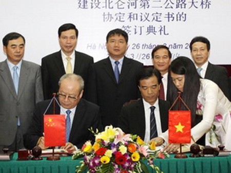 Vietnam-Tiongkok menandatangani perjanjian membangun jembatan Bei Lun 2. - ảnh 1