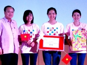 Mahasiswa Vietnam merebut hadiah pertama Kontes Kedinamisan 2012 dalam bahasa Perancis di Laos  - ảnh 1