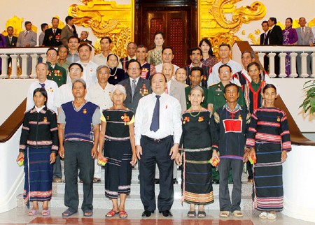 Deputi PM Nguyen Xuan Phuc menerima rombongan orang-orang yang berjasa dari provinsi Gia Lai dan Quang Nam - ảnh 1