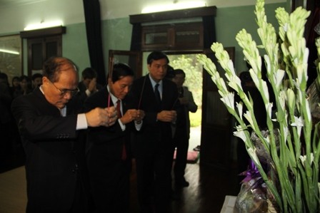 NA Chairman Nguyen Sinh Hung pays tribute to President Ho Chi Minh  - ảnh 1
