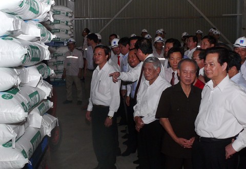 Prime Minister Nguyen Tan Dung visits Ca Mau Urea Plant - ảnh 1