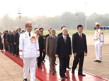 越南党、国家、政府、国会、祖国阵线领导人向胡主席陵敬献花圈 - ảnh 1