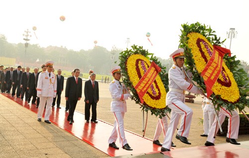 越南党、国家、政府、国会、祖国阵线领导人向胡主席陵敬献花圈 - ảnh 3