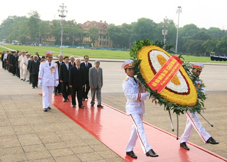 越南党、国家、政府、国会、祖国阵线领导人向胡主席陵敬献花圈 - ảnh 2