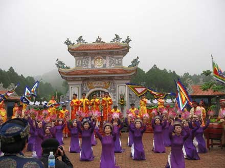 2012中北部沿海国家旅游年在顺化市开幕 - ảnh 1